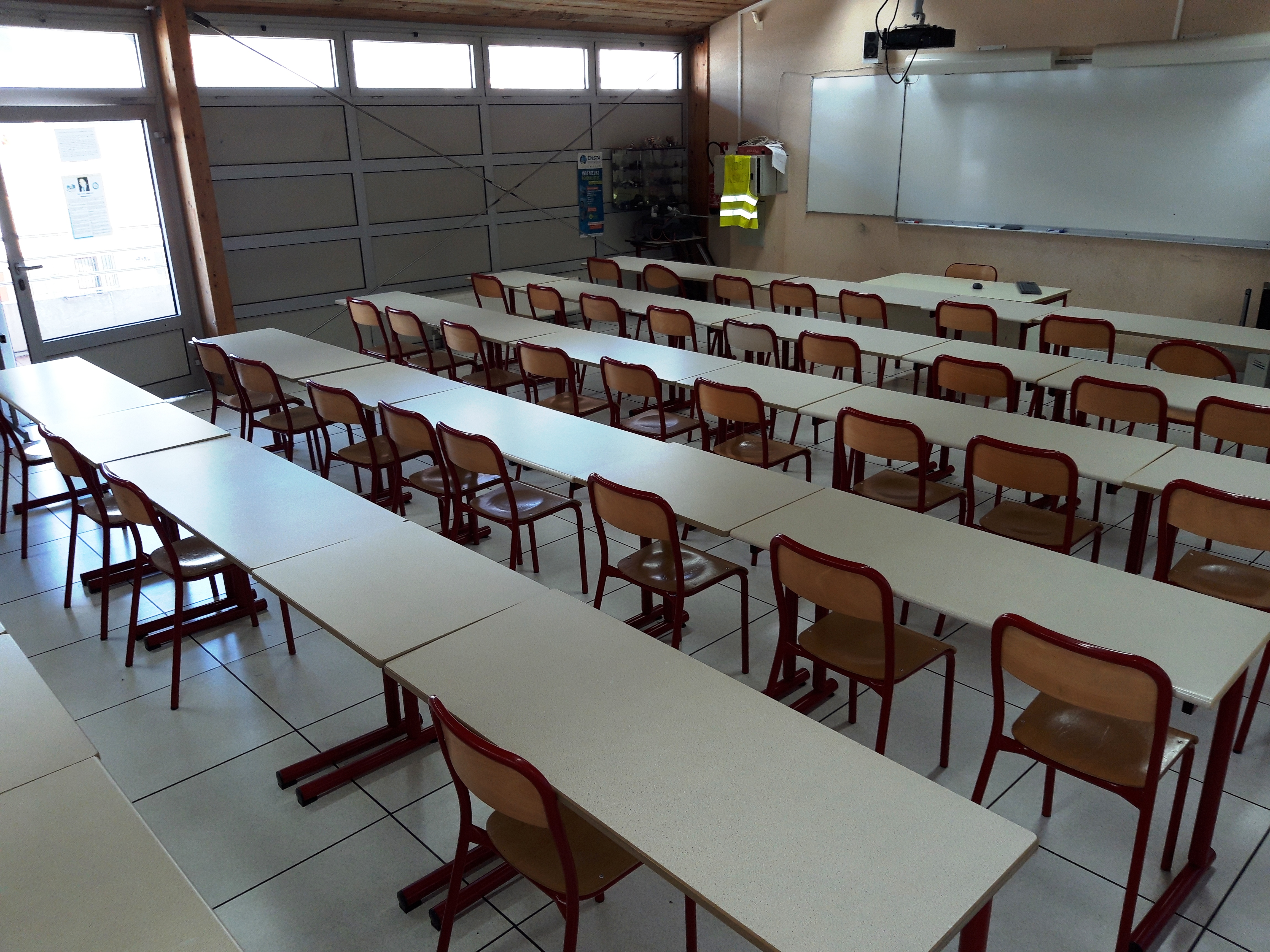 Salle P10, Cours